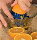 Предоставляем вам пошаговый рецепт желе из желатина с фотографиями.10 граммов желатина необходимо замочить в двух столовых ложках холодной воды. Оставьте на 20 минут. Из апельсинов отожмите сок и смешайте с ликером.