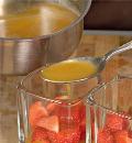 Когда желатин набухнет, подогрейте его на слабом огне, но до кипения не доводите. Теперь добавьте готовую желатиновую смесь в апельсиновый сок и размешайте. Нарежьте крупно ягоды клубники и разложите по красивым стаканам, залейте апельсиновым соком. Поставьте, заполненные стаканы на один час в холодильник.