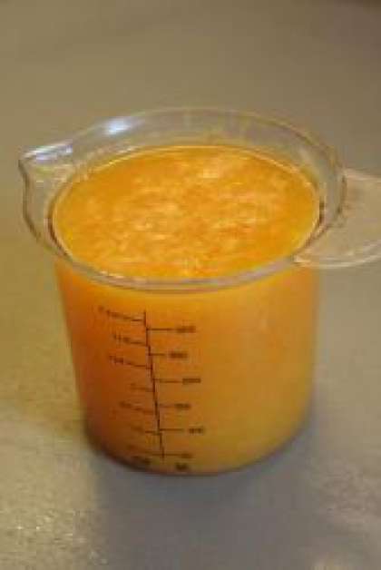 Представляем вам пошаговый рецепт желе из сока с фотографиями.Возьмите три больших апельсина и выжмите из них сок.