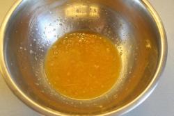 Приготовьте небольшую кастрюльку и налейте в нее немного апельсинового сока. Добавьте желатин и пусть немного постоит. Включите слабый огонь и поставьте кастрюлю с желатином, постоянно перемешивайте, желатин должен раствориться. Теперь необходимо добавить  оставшийся апельсиновый сок. Отставьте кастрюлю в сторону и периодически помешивайте жидкость.