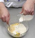 Муку необходимо просеять в большую емкость. К ней добавьте сахар, цедру лимона и измельченный миндаль. Все тщательно перемешайте. Влейте молоко и оливковое масло. Вымешивайте тесто, пока оно не станет эластичным и гладким. Скатайте тесто в шар. Возьмите пищевую пленку и заверните в нее тесто. Положите готовое тесто в холодильник на полчаса.