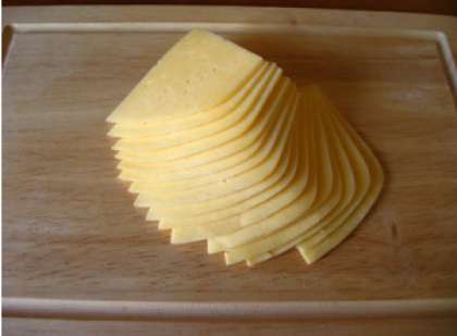 Сыр порежьте пластинками, не слишком тонкими.