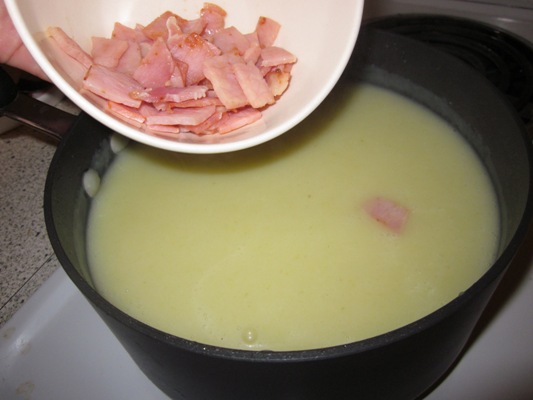 Когда суп превращен в пюре, добавляем с него бекон, соль и перец по вкусу, прогреваем и подаем. Приятного аппетита!