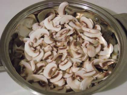 Потом готовим соус для пасты. Режим грибы на мелкие кусочки. Потом складываем их в сковороду и закрываем крышкой. Оставляем на среднем огне и не трогаем, пока в сковороде не появится грибная вода. Перед обжаркой грибов выливать эту воду нельзя, так как она придает особый вкус грибам. Далее простой рецепт советует нам обжаривать грибы до золотистого цвета.