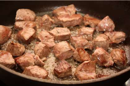 Отвариваем мякоть говядины в большой кастрюле. Сразу же заливаем мясо холодной водой и доводим до кипения, когда мясо закипит, то нужно снять пенку и варить дальше мясо на слабом огне в течение 40 минут. Обжариваем мясо на раскаленной сковороде на растительном масле. Обжаривать мясо нужно до золотистой корочки.