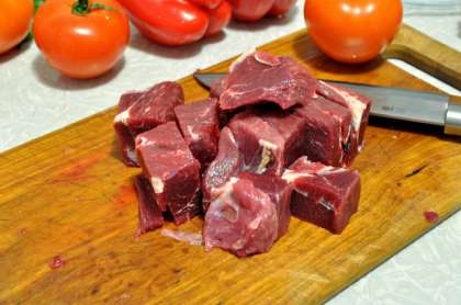 Мясо вымыть и обсушить.  Нужно отделить мясо от кости и отварить в большой кастрюле. Заливаем мясо холодной водой и доводим до кипения на плите. Когда мясо закипит, нужно снять пенку, и варить на медленном огне минут 40.