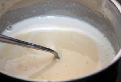 Разогрейте молоко на огне в домашних условиях. Ванильный стручок расколите своими руками и бросьте в молоко. Подождите, пока оно закипит, а затем снимите с огня. Остудите. Если хотите домашнее молоко можно заменить густыми сливками.