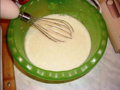 Начнем с того, что сделаем тесто. Делается оно следующим образом: взбейте сахар и яйца, постепенно всыпая туда тонкой струйкой муку.