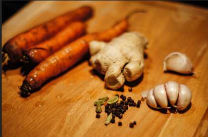 Затем берем морковь, корень имбиря и аккуратно нашпиговываем им мясо, проделав в нем небольшое углубление. Обильно смазываем нашу мякоть смесью из соли, измельченного чеснока, лаврового листа и базилика. Накрываем мясо шкурой и убираем в холодильник на 24 часа.