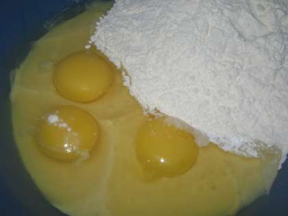 Для начала приготовим непосредственно бисквитное тесто, для этого берем яйца, сахар и горячую воду, тщательно взбиваем эти ингредиенты миксером.