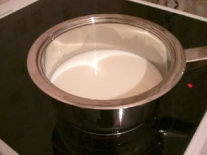 Предоставляем вашему вниманию пошаговый рецепт крема для наполеона с фотографиями.Приготовьте все необходимые ингредиенты, они должны быть обязательно комнатной температуры. Для начала вскипятите молоко на среднем огне.