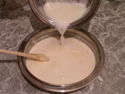 Аккуратно в желтки вливайте горячее молоко очень медленно, буквально по столовой ложке, при этом постоянно перемешивайте, чтобы не появлялись комки.