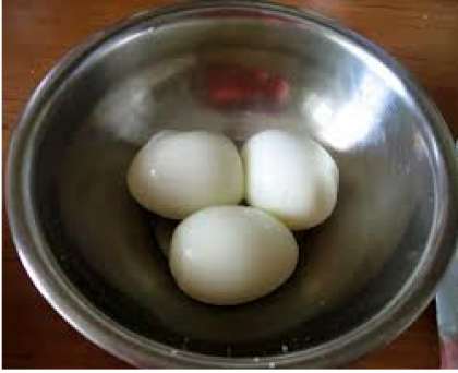 Способ приготовления блюда: Нам нужно сварить вкрутую 3 куриных яйца. Очистить их.