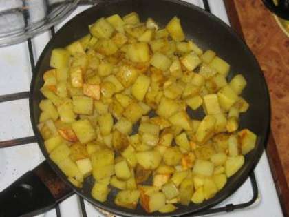 На раскаленной сковороде на растительном масле обжариваем картошку, которую предварительно нарезаем кубиками. Обжариваем картошку до золотистой корочки.