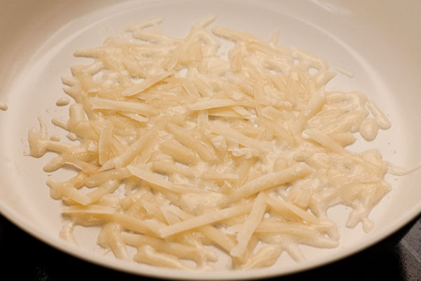 На сухую разогретую сковороду (лучше с антипригарным покрытием) насыпьте немного сыра, чтобы получился круг. Чтобы корзинка получилась ажурной, не кладите слишком много сыра.