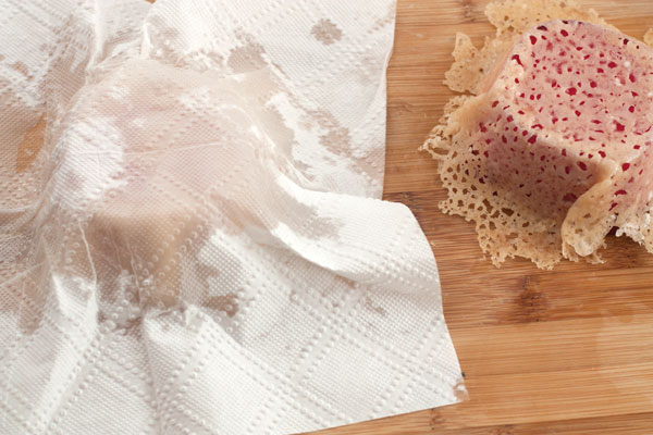 С помощью бумажной салфетки плотно прижмите сырную массу к форме, заодно удалите лишний жир. Дайте корзинкам полностью остыть, снимите с формы и уберите в холодильник.