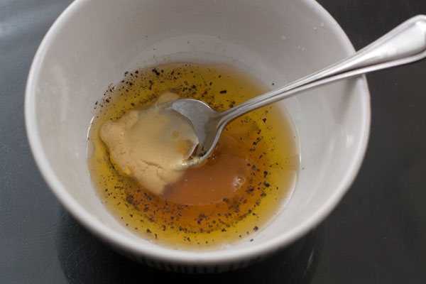 Для заправки смешайте горчицу, масло и лимонный сок, добавьте чайную ложку текучего меда, соль и перец. Размешайте до однородности.