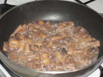 В сковороде на сливочном масле обжариваем до готовности грибы. Тем временем, нарезаем кубиками картофель, промываем фасоль, нарезаем лук, чеснок на мелкие части.