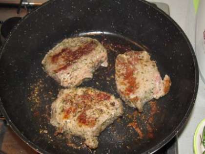 Есть еще один способ жарки стейка. Просто на чугунной толстой сковороде обжариваем куски мяса с двух сторон. Переворачиваем куски мяса каждые две минуты. При такой обжарке стейк получается более сочным.