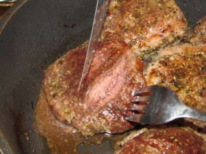 Когда мясо обжарится, его можно выкладывать на тарелку. Нужно дать немного остыть мясу, тогда сок, который скопился сверху,  сможет просочиться по всему куску мяса.