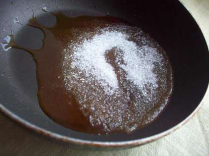 Нам необходимо придать сахару красивый насыщенный цвет. Так, на отдельной сковороде растапливаем пол стакана  сахара. Он должен стать коричневым. Тут нужно следить за цветом, если вы хотите получить блюдо темнее, то нужно дольше зажаривать сахар. Вливаем растопленные пережаренный сахар в молочно-сахарную смесь и немного еще варим, помешивая.