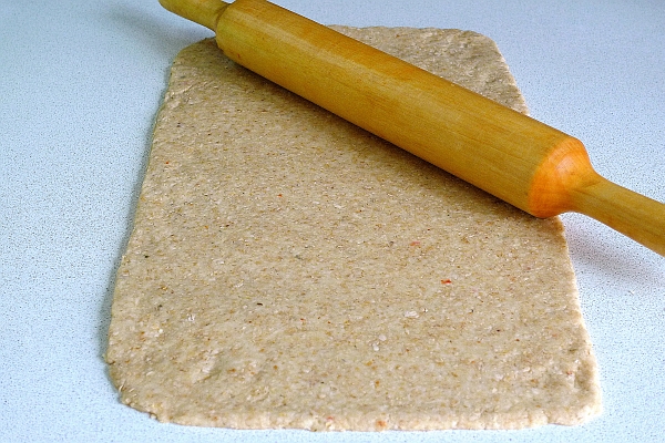 На присыпанной мукой поверхности раскатать тесто в прямоугольник толщиной 4мм.