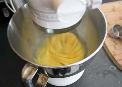 При помощи миксера приготовим тесто. Добавьте в емкость яйца и молоко, и постепенно вливайте растительное масло, всыпайте просеянную муку. Все ингредиенты должны образовать однородную смесь. По вкусу добавьте немного соли.
