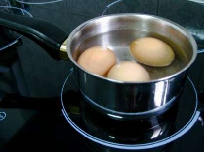 Пока тесто печется, отдельно в кастрюле сварите яйца в течение семи минут. Для того чтобы яйца остыли и хорошо чистились, опустите их в проточную холодную воду.