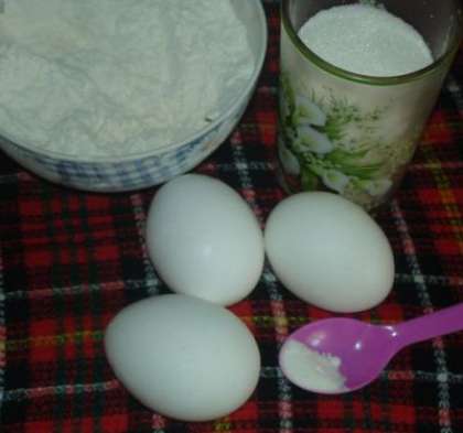 Для начала приготовьте тесто. В глубокую емкость выложите полбанки сгущенного молока. К нему добавьте одно яйцо и три столовых ложки муки. Заранее в муку добавьте пол чайной ложки соды. Все ингредиенты тщательно перемешайте.