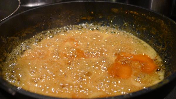 Начнем с апельсинового соуса. Возьмите глубокую сковороду ( глубина не менее 20 см) для приготовления апельсинового соуса. Из 4 апельсинов выжать сок, смешать его в сковороде с куриным бульоном, сахаром и апельсиновой цедрой ( я тонко срезала кожуру апельсинов и положила все в сковороду).  