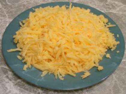 К остывшей начинке добавляем натертый на терке сыр.