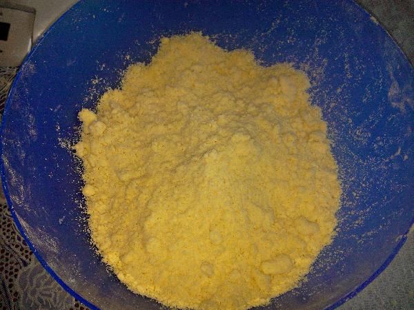 В отдельную посуду насыпать муку, соль и сахар и перемешать. Добавить охлажденное сливочное масло, нарезанное кубиками и растирать пока масса не превратится в крошку.