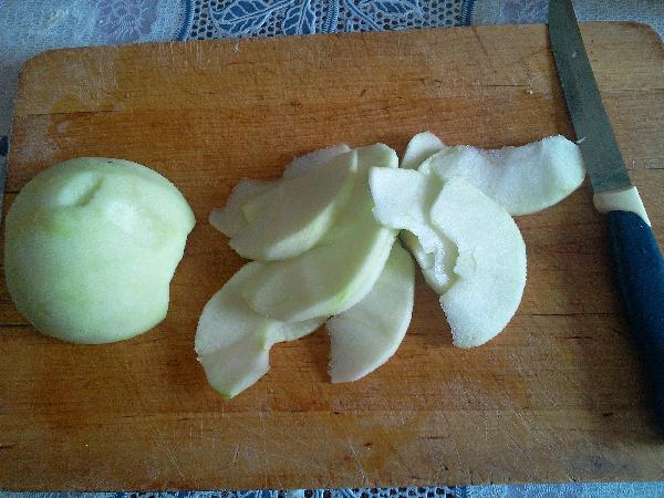 Яблоки очищаем от шкурки, вынимаем сердцевину и нарезаем дольками (диаметр 3-5 мм.)