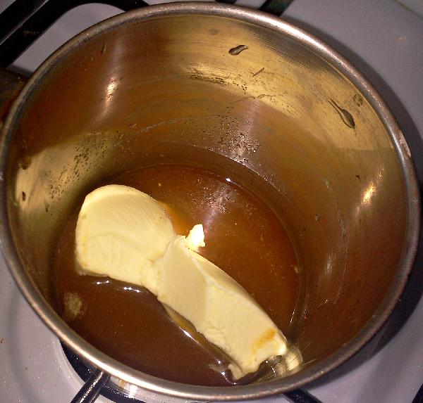 Сливаем сок в небольшую посуду чтобы подогреть  и добавляем 2 ст. ложки сливочного масла.Варим на среднем огне пока жидкость не станет густой.И заливаем яблоки.И в это же время вытаскиваем тесто, чтобы его смягчить.  