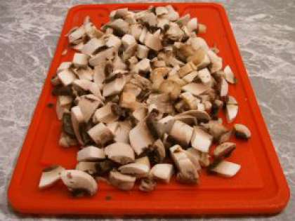 Начинаем приготовление блинов с предварительной готовки начинки.Нарезаем любые понравившиеся вам и подошедшие по вкусу грибы кубиками.
