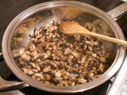 Обжариваем грибы вместе с нарезанным кольцами репчатым луком. Тушим всю смесь на медленном огне,   можно даже добавить в сковороду немного сливок.