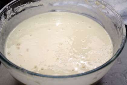 Готовим блины. Завести тесто на блины можно по любому понравившемуся рецепту. Мы рассмотрим рецепт теста на блины на молоке. В глубокой миске растираем яйца с сахаром и солью. Добавляем в эту смесь молоко и перемешиваем. Добавляем немного в тесто растительного масла и соды, гашеной в кипятке. Вмешиваем муку и тщательно размешиваем. Тесто должно получиться по консистенции как жидкая сметана. Если тесто получилось слишком густым, то можно добавить еще немного молока.