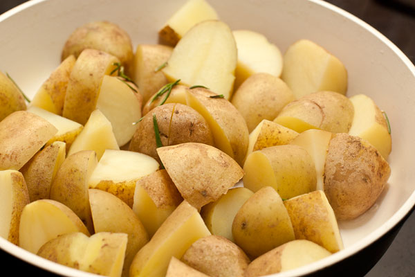 Слейте воду и дайте картофелю просохнуть, чтобы не оставалось влаги, иначе она будет мешать образованию красивой корочки.   Можно просушить картошку на небольшом огне.