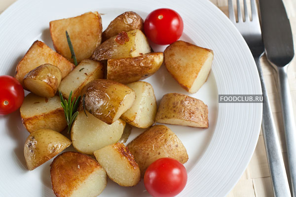 Подавайте на стол сразу же, в горячем виде. Можно есть картофель как гарнир или как самостоятельное легкое блюдо со свежими овощами.