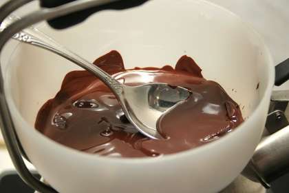 Начинаем самостоятельное приготовление шоколадных блинов.В небольшой миске на водяной бане растапливаем шоколад, можно использовать как темный шоколад, так и молочный, какой вам придется по вкусу. Отдельно подогреваем молоко и выливаем в миску с шоколадом, все тщательно перемешиваем, чтобы шоколад полностью растворился в молоке.