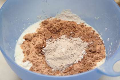 Отдельно просеиваем муку, добавляем в нее какао, сахарную пудру и соль. Взбиваем эту смесь вместе с молоком миксером.