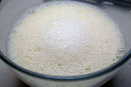 Начинаем приготовление блинов с теста. Сначала в большой глубокой миске взбиваем яйца и добавляем постепенно в полученную массу соль и сахар и молоко. Взбивать нужно до тех пор, пока не получится пена на всей смеси.