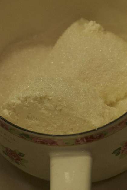 В небольшой миске смешиваем творог и сахар – песок. Будет очень вкусно, если вы используете в этом блюде домашний, самостоятельно приготовленный творог.  Разминаем в миске творог с сахаром.