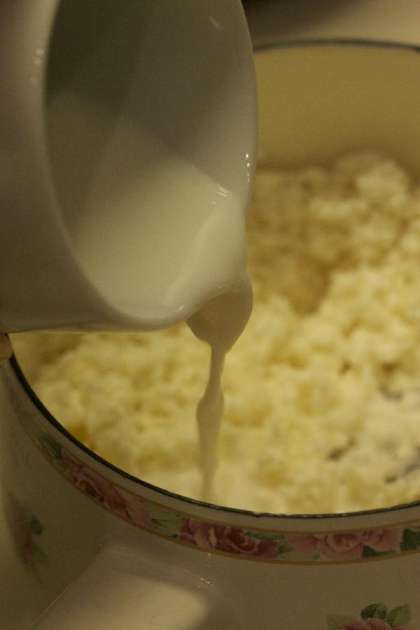 Добавляем в полученную массу творога немного молока, пока масса не станет консистенции сметаны. Тщательно все перемешиваем.