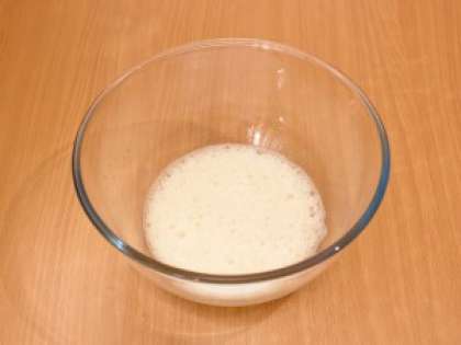 Приготовить самостоятельно вкусные блинчики своими руками в домашних условиях довольно просто, достаточно соблюдать рекомендации в рецепте.Начинаем приготовления блинов с теста. Взбиваем в глубокой чашке яйца с добавлением сахара и соли.
