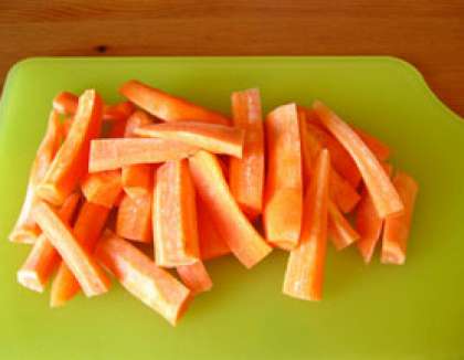 Чистим морковь и лук. Морковь режем на 2-3 части. Лук будем использовать целиком.