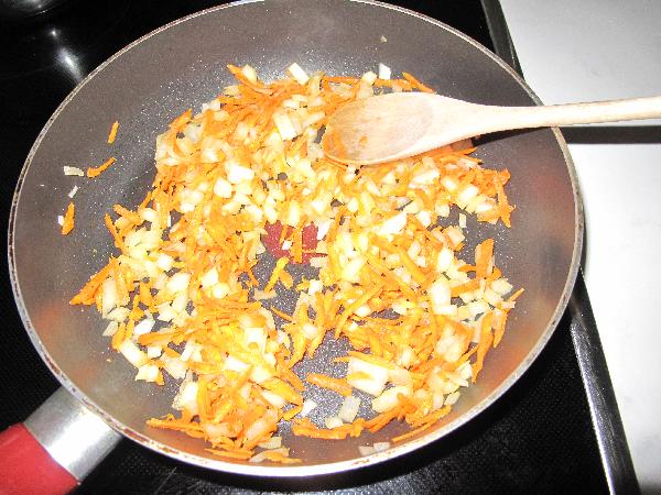 Лук мелко порезать, морковь натереть на крупной терке. Пассеровать овощи с растительным маслом.
