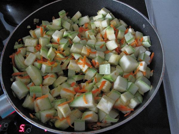 Кабачки порезать кубиками и добавить к луку с морковью. Тушить до полуготовности (примерно минут 3-5)