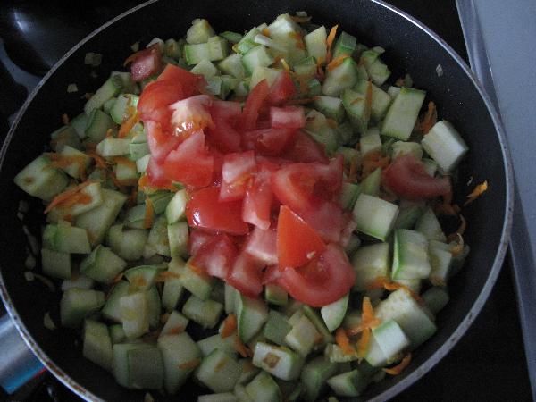 Помидоры порезать и добавить к овощам, тушить до готовности кабачков (примерно 5 минут)