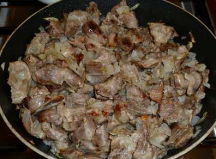 Затем накройте сковороду крышкой, и продолжайте жарить под крышкой. У вас это займет 10-17  минут на слабом  огне. Затем снимите крышку, мясо посолите по вкусу, посыпьте черным перцем, и жарьте, пока не выпарится весь мясной сок. Следите, чтобы мясо не высохло, а это может случиться очень быстро, и оно превратиться в уголь.